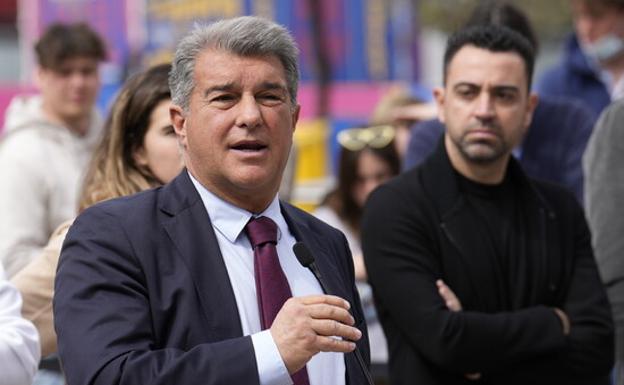 El presidente del Barça, Joan Laporta, en una imagen junto al técnico Xavi Hernández. 