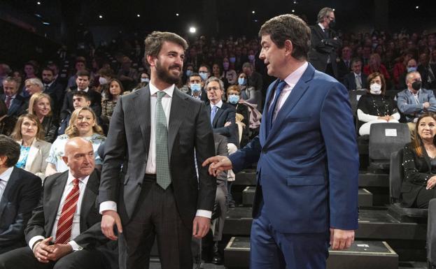 Alfonso Fernández Mañueco conversa con Juan García-Gallardo antes del acto.