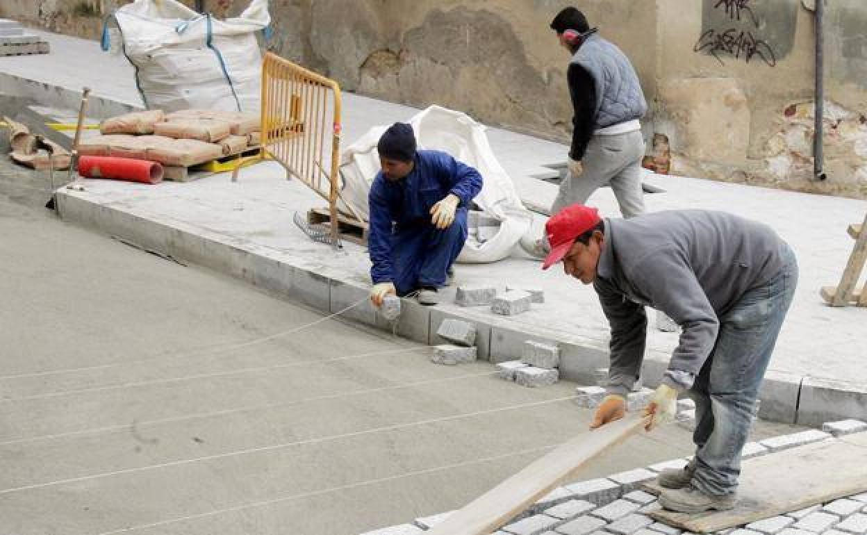 Obreros inmigrantes trabajando en Castilla y León