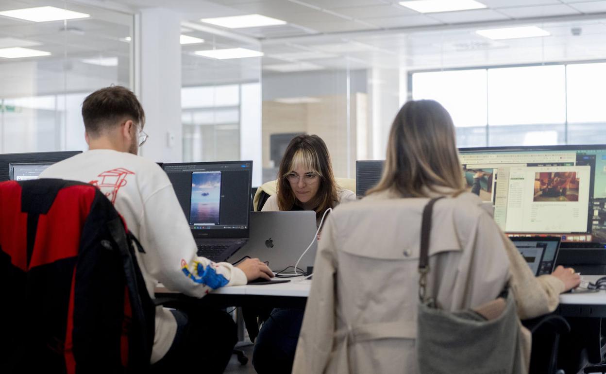 Trabajadores sin mascarilla, este miércoles, en una empresa de Madrid.