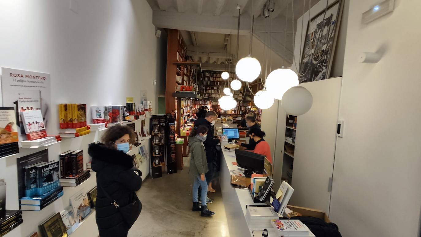 Fotos: El Día del Libro se traslada a las librerías en Burgos