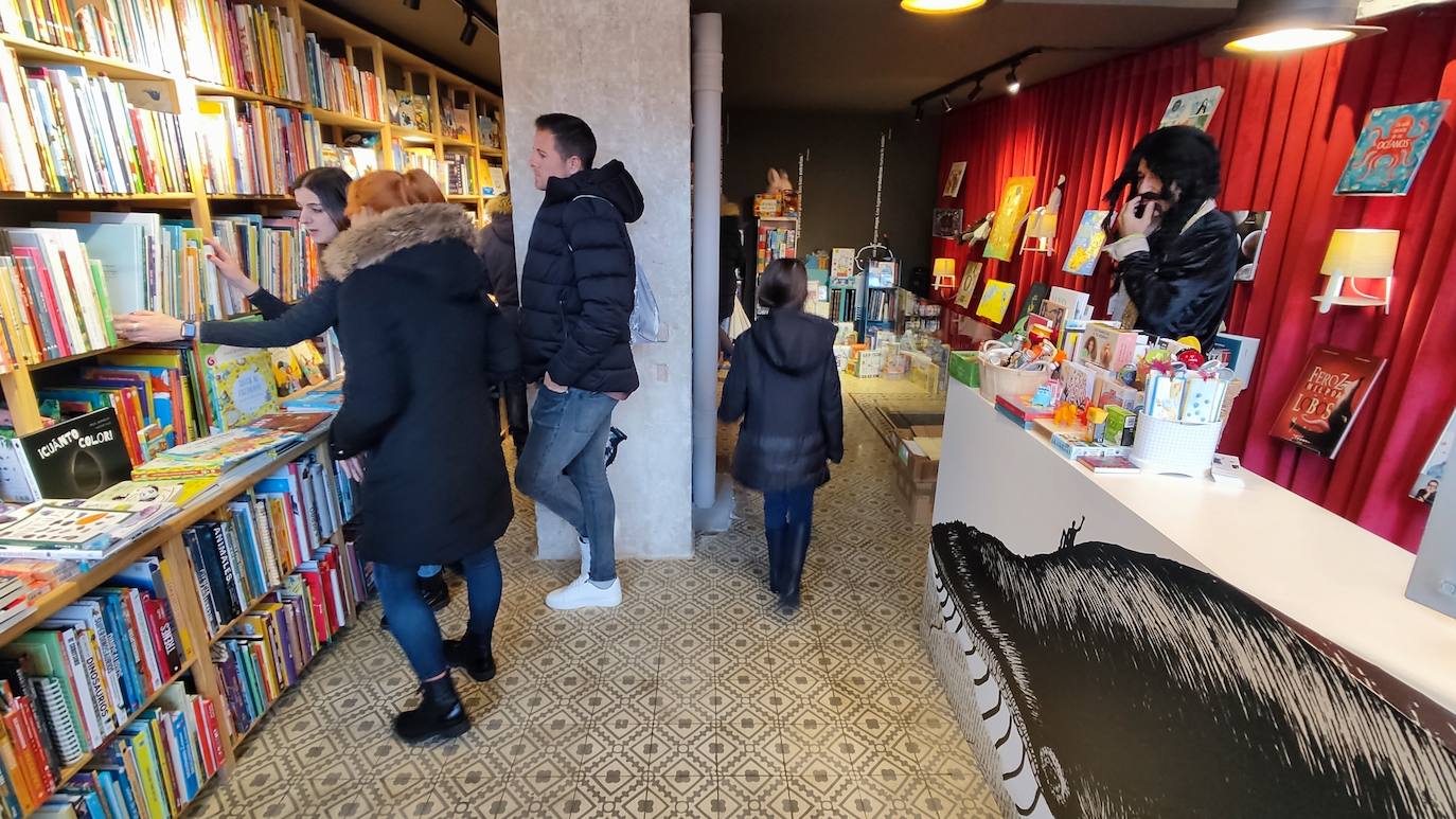 Fotos: El Día del Libro se traslada a las librerías en Burgos