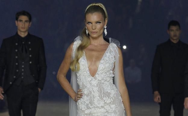 Imagen principal - Arriba, Esther Cañadas durante el desfile. Abajo, dos de las propuestas de la colección Versailles 2023 de Atelier Pronovias. 