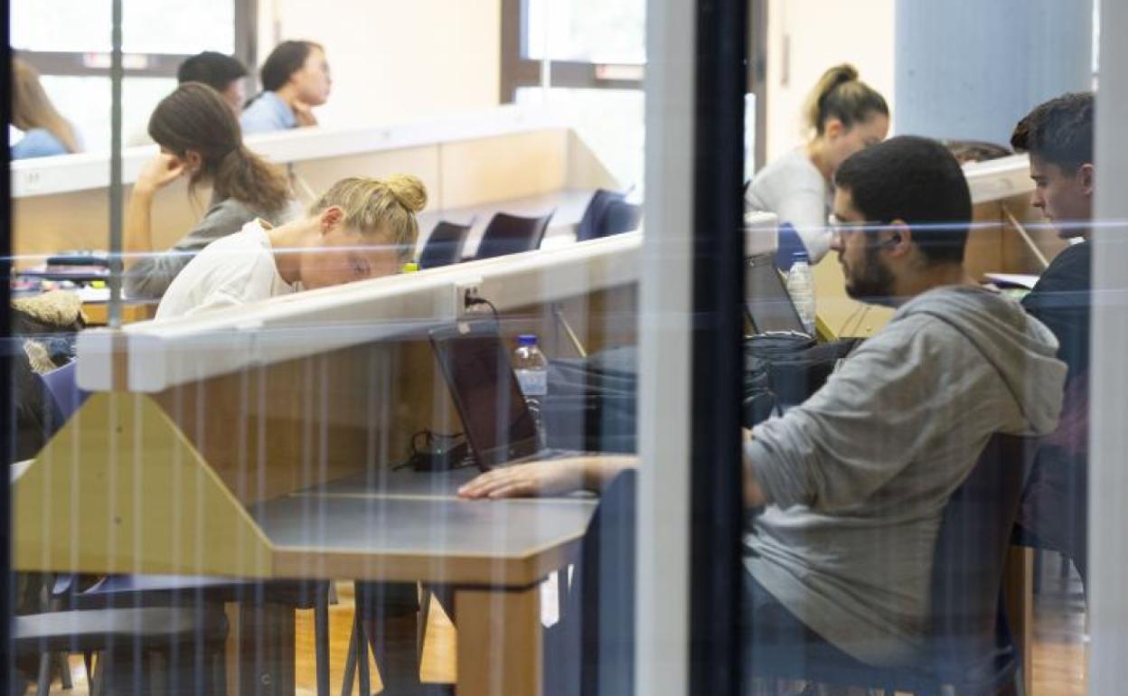 Imagen de archivo de unos estudiantes en una sala de estudio. 