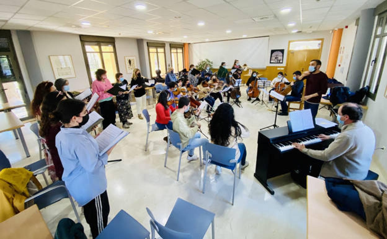 Ensayo del coro de la UBU. 