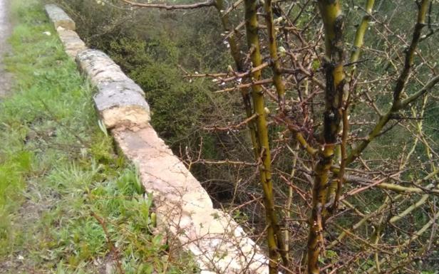 Imagen principal - Sucesos en Burgos: Torregalindo denuncia robos de piedras en dos puentes antiguos