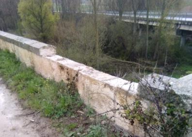 Imagen secundaria 1 - Sucesos en Burgos: Torregalindo denuncia robos de piedras en dos puentes antiguos