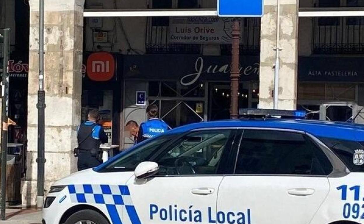 Intervención de la Policía Local con el varón que se marchaba sin pagar la cuenta en pleno centro de Burgos.