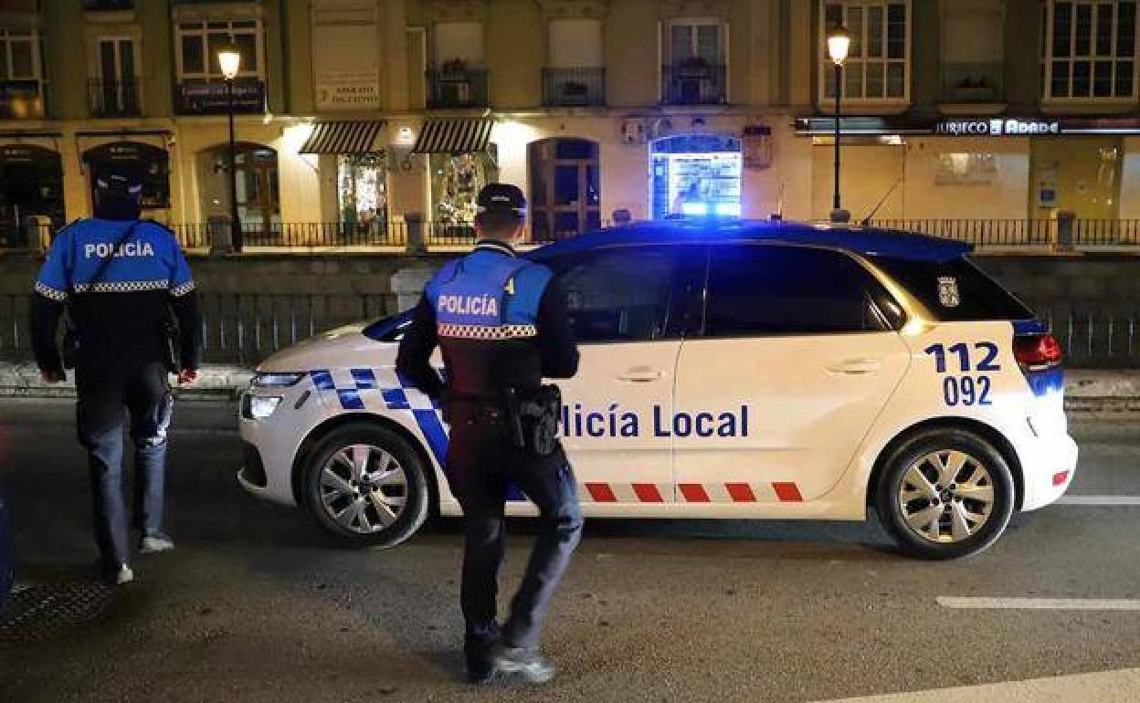 Imagen de archivo de una patrulla de la Policía Local de Burgos.