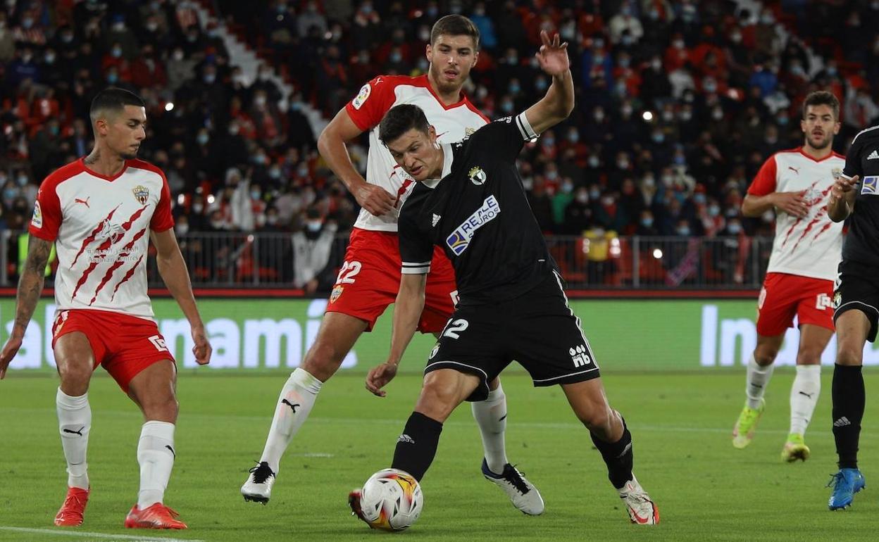 Rubio se adelanta a un balón en el Almería-Burgos CF.