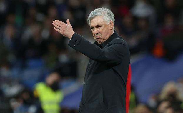 Carlo Ancelotti, dando indicaciones en un partido de Liga