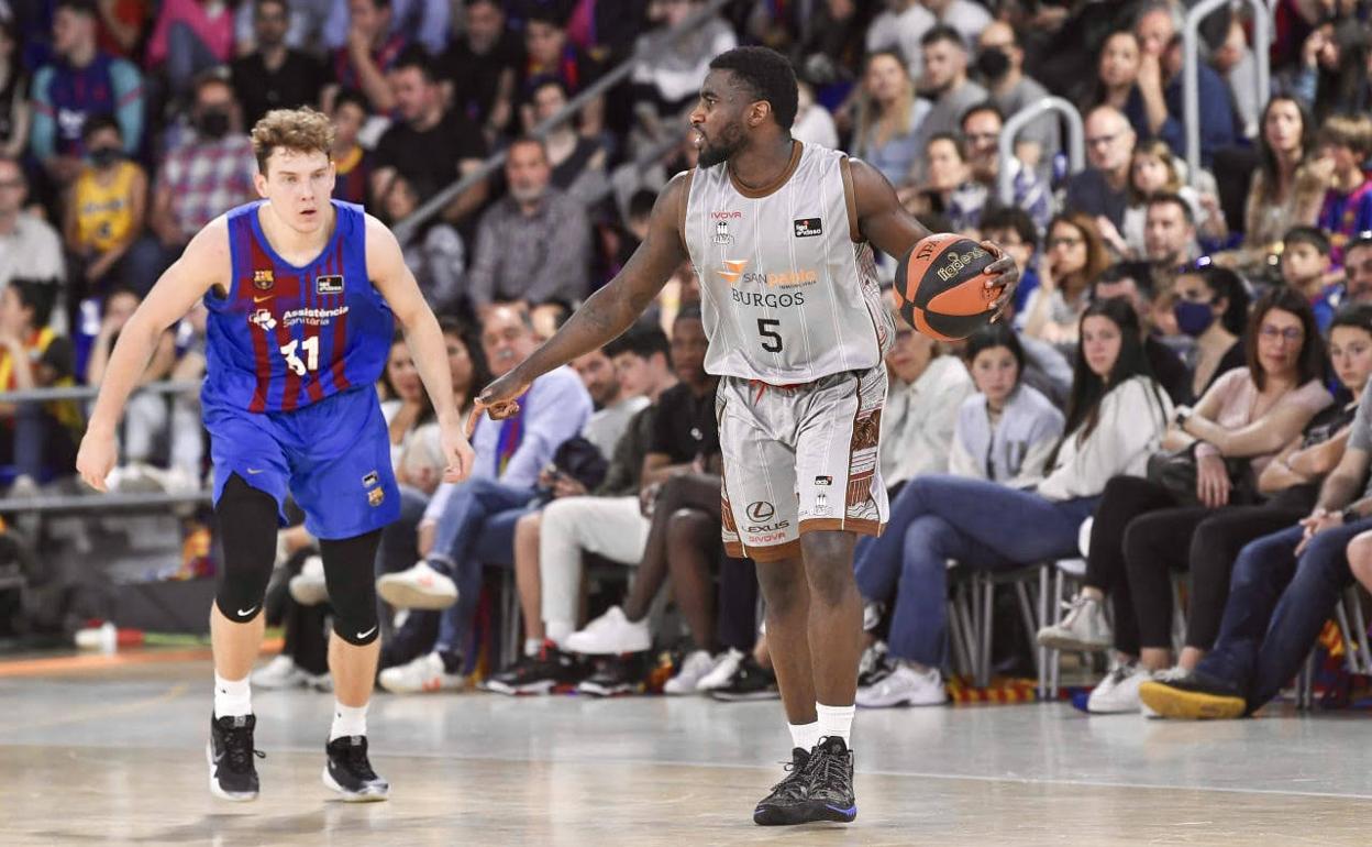 Clemmons bota el balón en presencia de Jokubaitis.