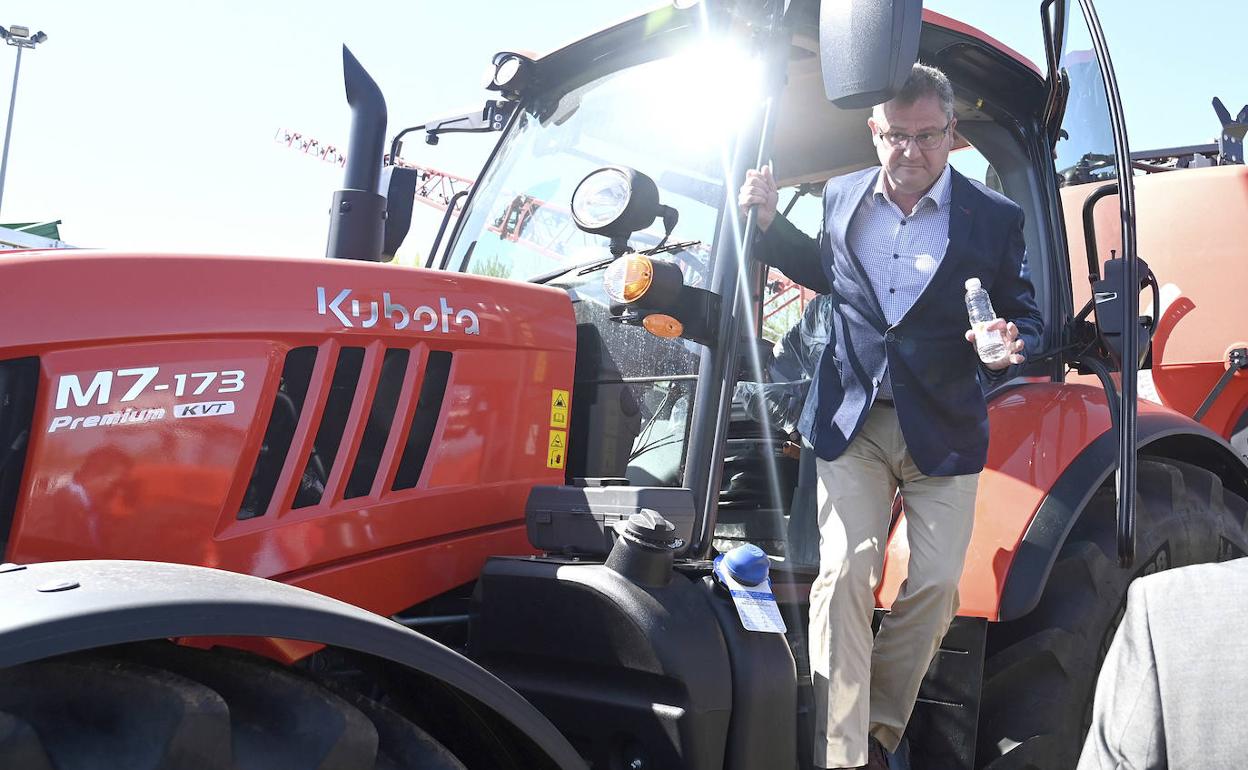 El consejero de Agricultura, Gerardo Dueñas, en la Feria de Maquinaria Agrícola de Lerma.