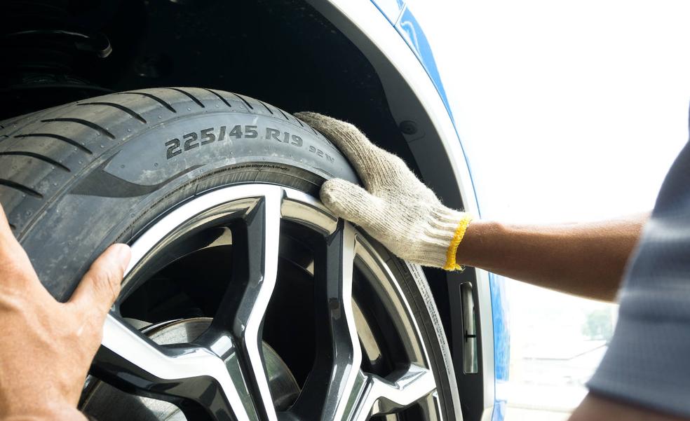 ¿Qué significan todas esas cifras que aparecen en la rueda de mi coche?