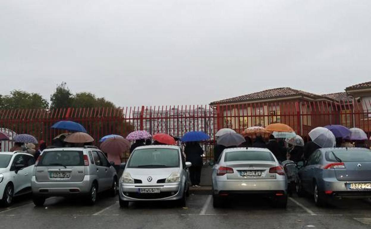 Los padres esperan la salida de sus hijos en el Juan de Vallejo