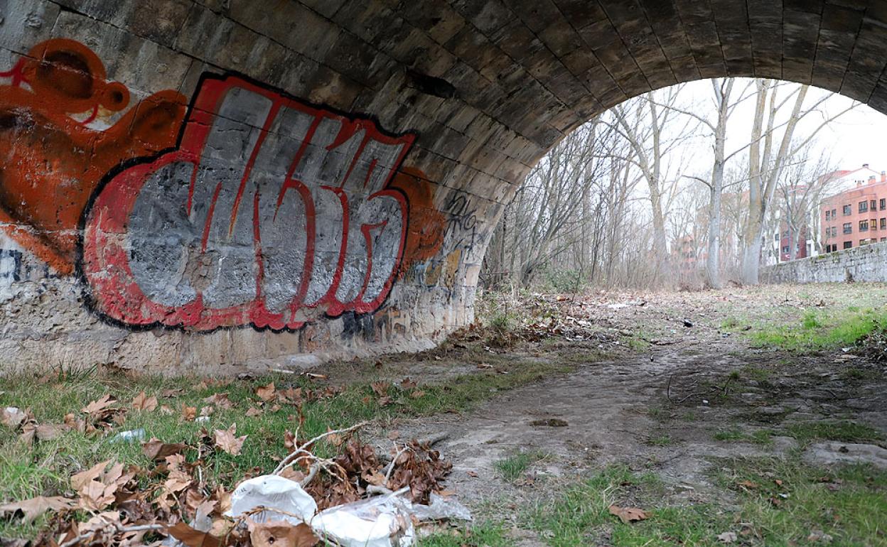 Imagen del Puente Malatos con pintadas.