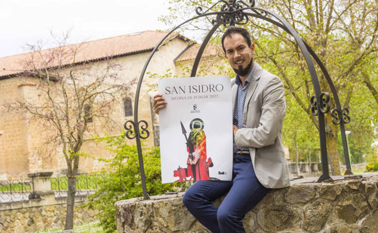 El concejal Óscar David Molledo con el cartel de las fiestas de San Isidro. 