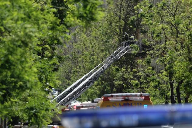 Los bomberos revisan desde fuera el edificio siniestrado.