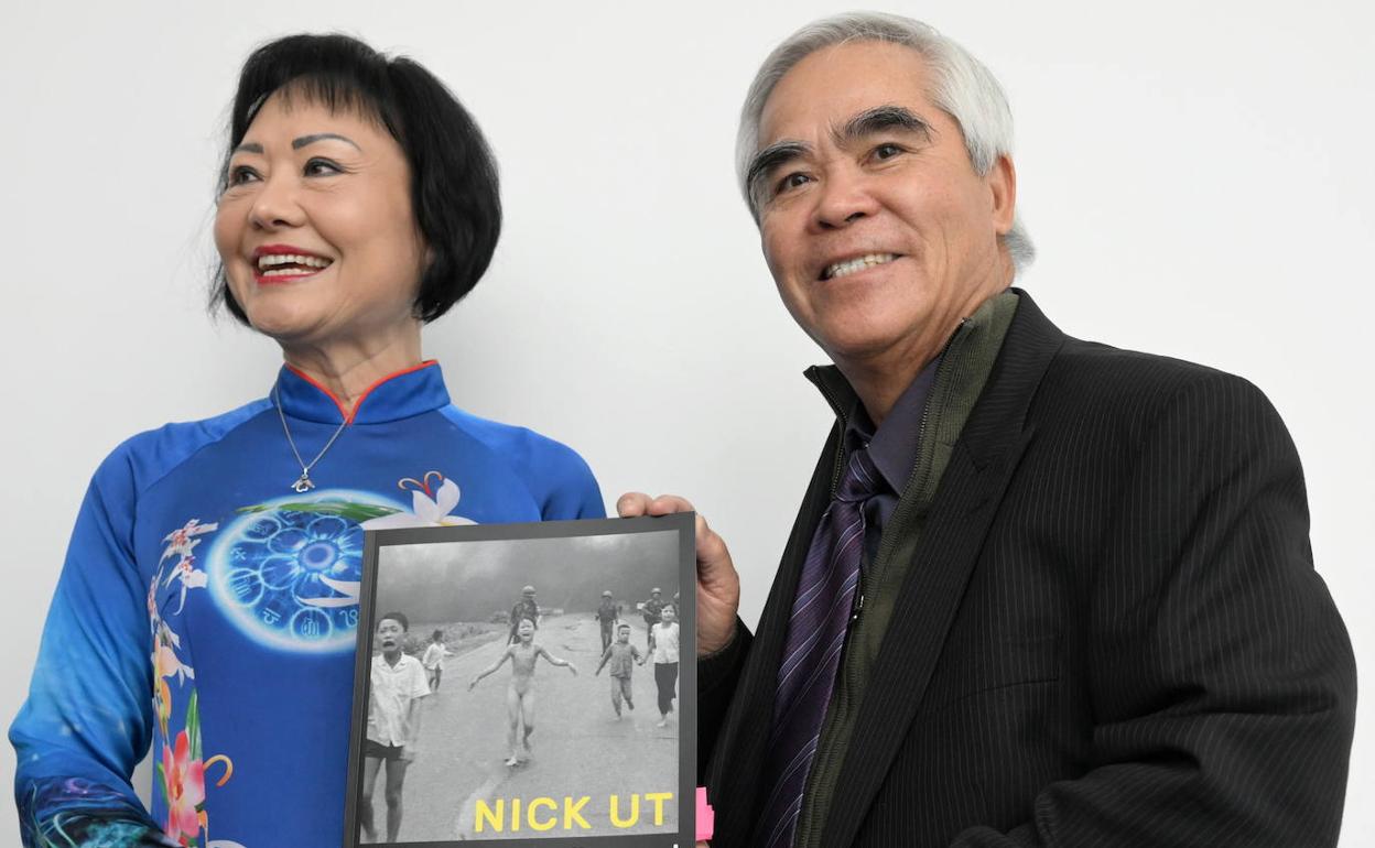 Kim Phuc, la pequeña que llora desnuda en la fotografía 'La niña del naplam', y Nick Ut, autor de la instantánea, posan juntos en Milán.