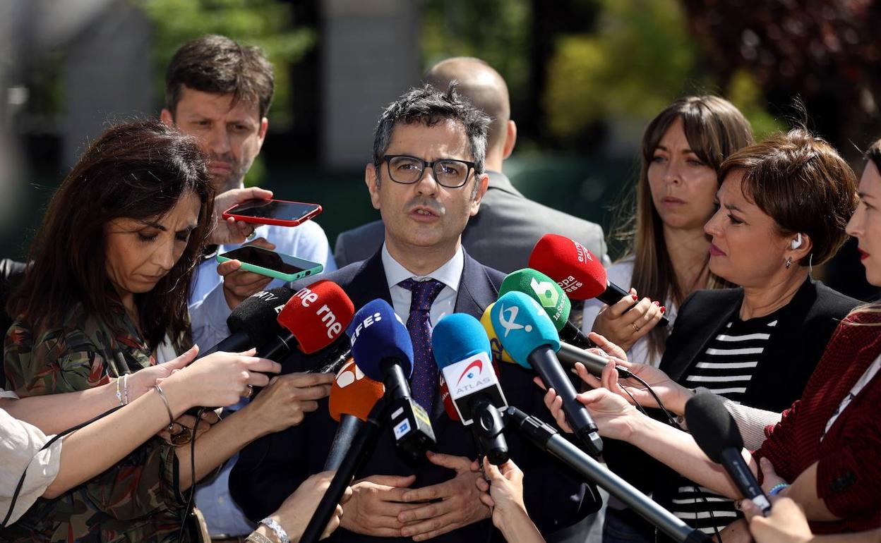 El ministro de la Presidencia, Relaciones con las Cortes y Memoria Democrática, Félix Bolaños, atiende a los medios en el acto de homenaje a las víctimas españolas del nazismo, en el Memorial de Nuevos Ministerios, a 5 de mayo de 2022, en Madrid (España)