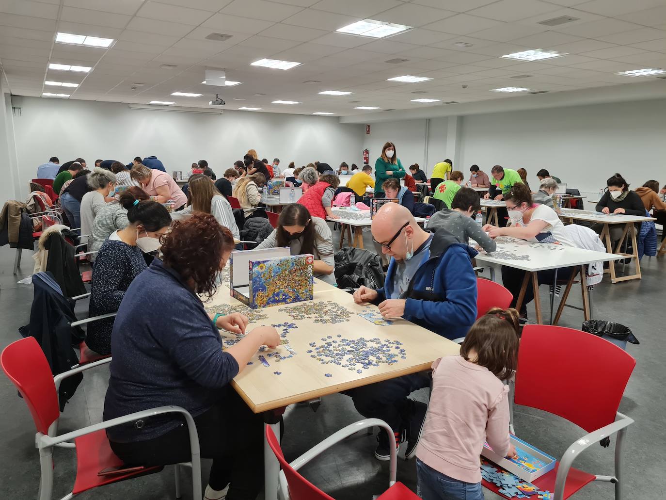 Imagen principal - Cristina Sierra y Ana González Campeonas del III Torneo de Puzzles Burmodel