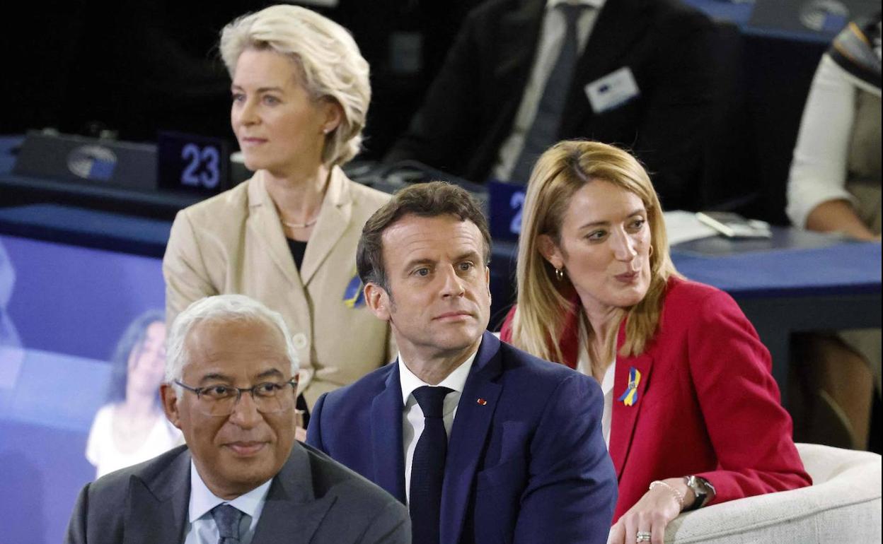 Ursula von der Leyen, Roberta Metsola, Emmanuel Macron y Antonio Costa, durante el acto en el Parlamento Europeo de Estrasburgo. 