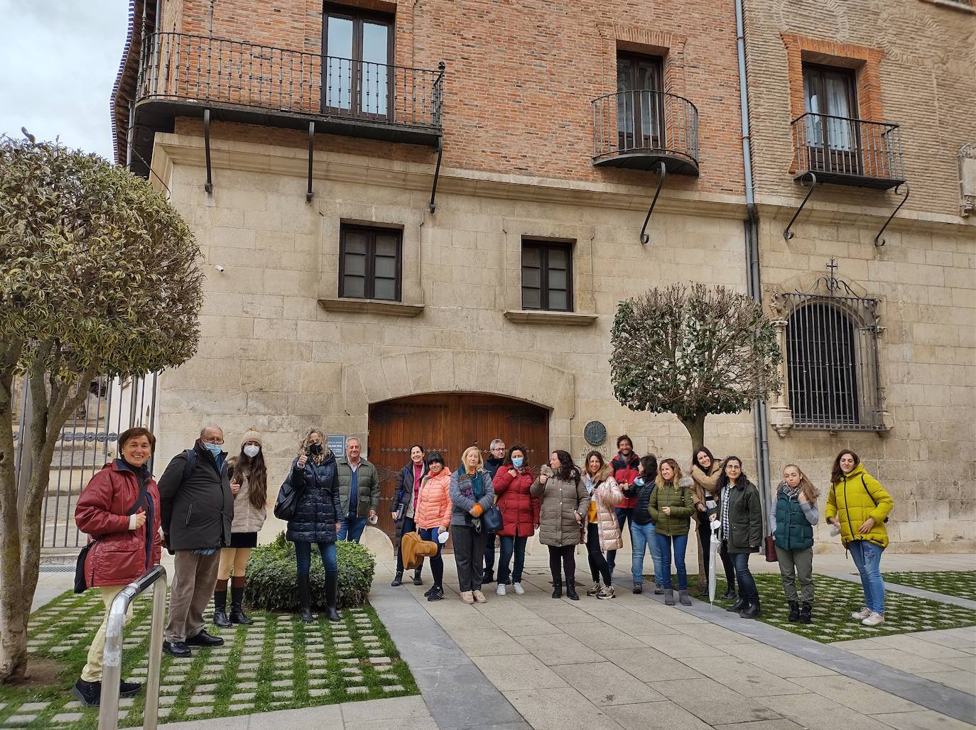 Los alumnos de la Escuela Oficial de Idiomas durante una visita.