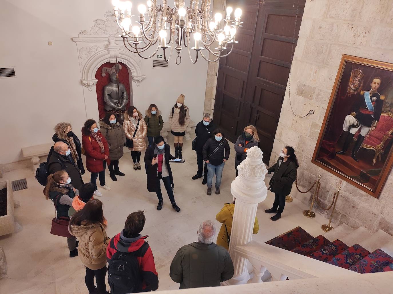 Los alumnos de la Escuela Oficial de Idiomas durante una visita.