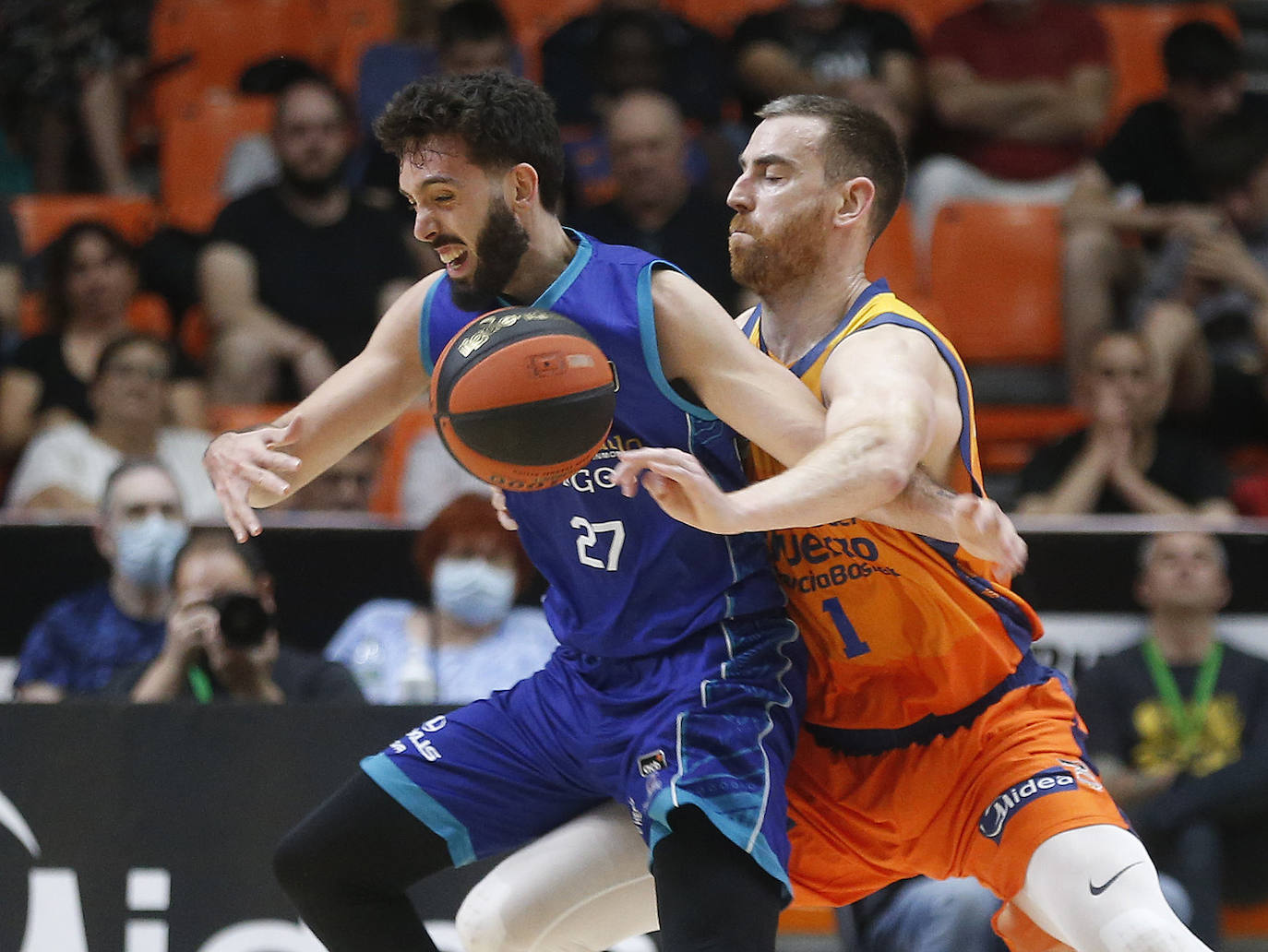 Imágenes del encuentro enrte el Valencia Basket y el San Pablo Burgos disputado en La Fonteta