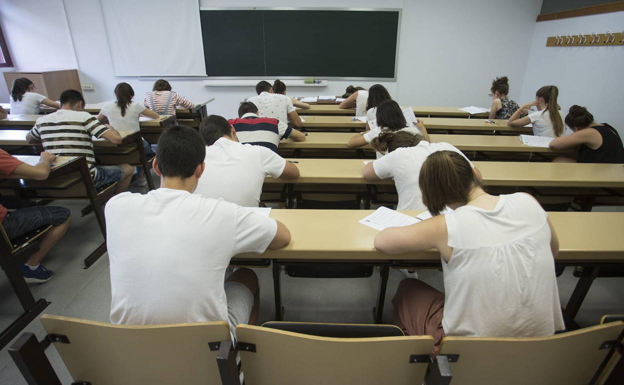 Alumnos de la UVA en una clase. 