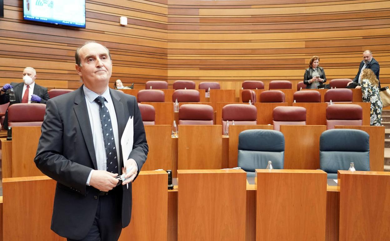 Tomás Quintana, Procurador del Común de Castilla y León, en el hemiciclo de las Cortes.