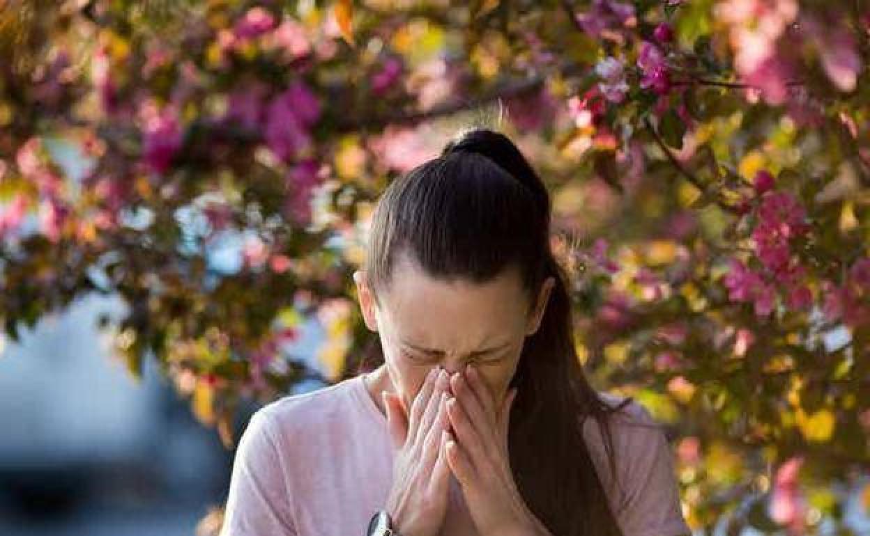 Los estornudos son uno de los síntomas de la alergia, pero también de la covid.