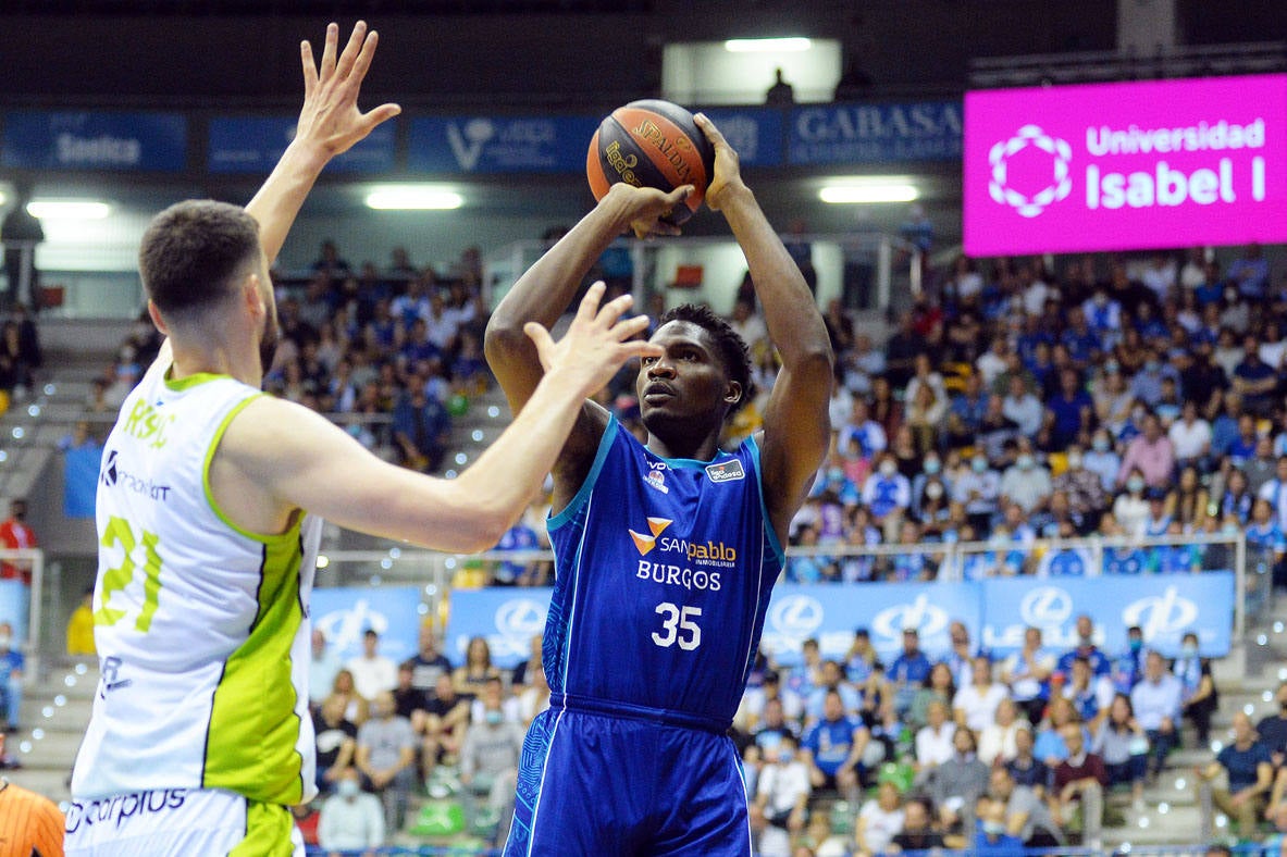 Imágenes del encuentro entre el San Pablo Burgos y el Fuenlabrada en el Coliseum