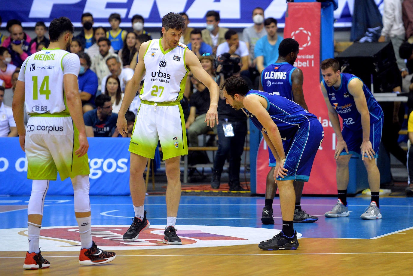 Imágenes del encuentro entre el San Pablo Burgos y el Fuenlabrada en el Coliseum