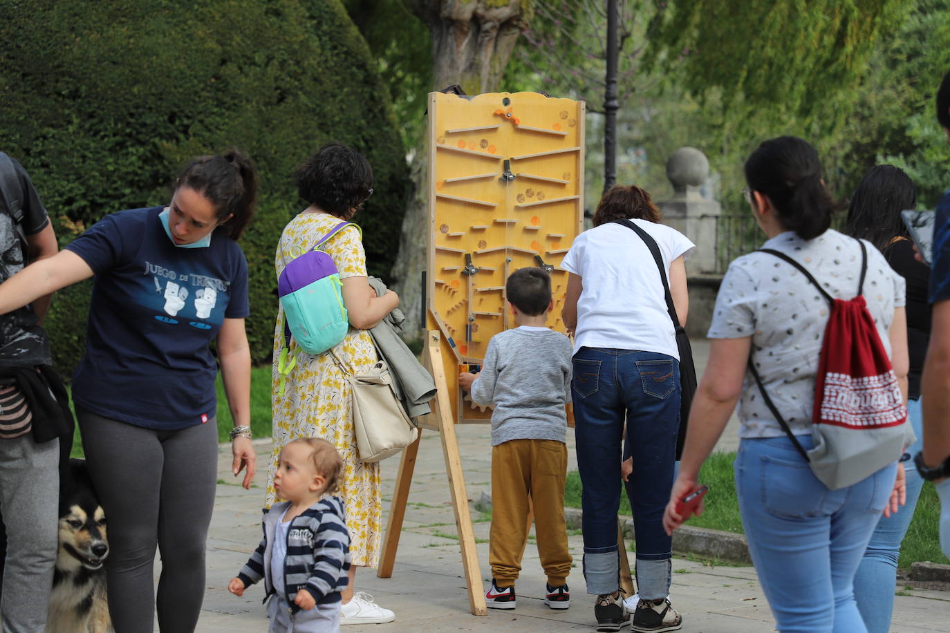 Numerosas familias se han acercado al Paseo del Espolón a disfrutar de los juegos y actividades preparadas con motivo del Día de las Familias