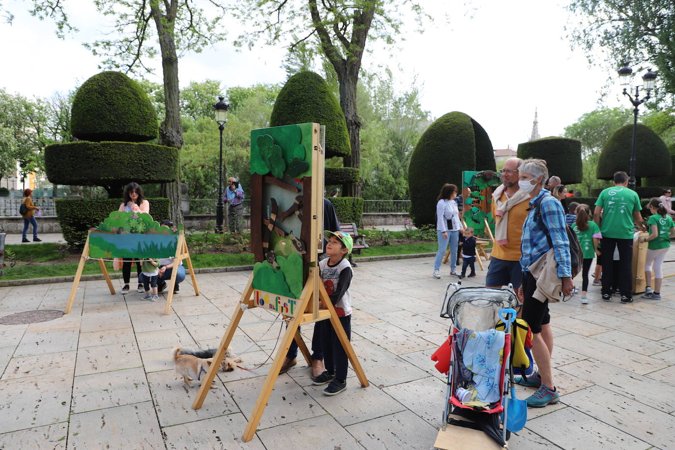 Numerosas familias se han acercado al Paseo del Espolón a disfrutar de los juegos y actividades preparadas con motivo del Día de las Familias