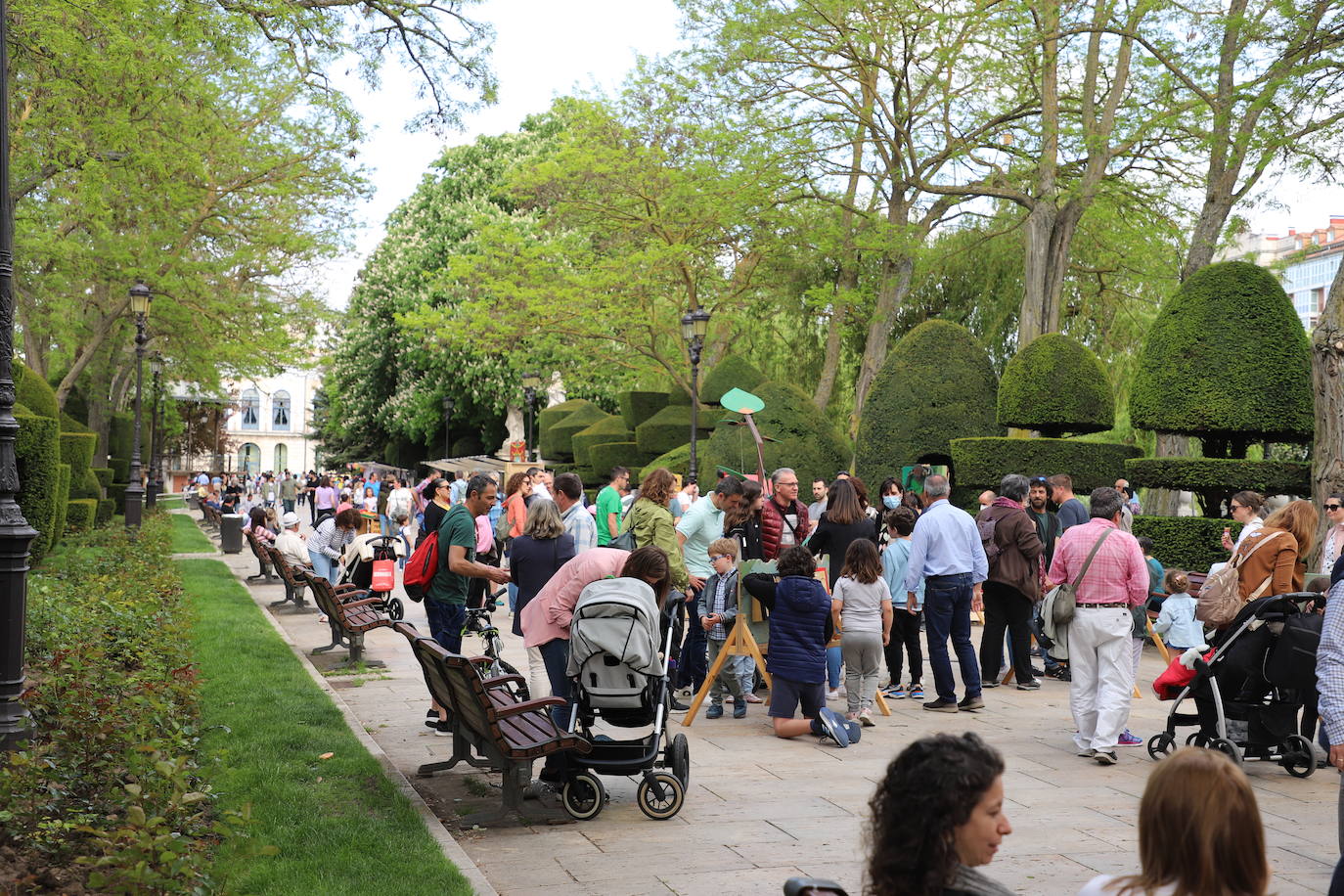 Numerosas familias se han acercado al Paseo del Espolón a disfrutar de los juegos y actividades preparadas con motivo del Día de las Familias