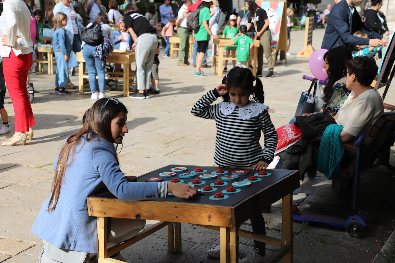 Numerosas familias se han acercado al Paseo del Espolón a disfrutar de los juegos y actividades preparadas con motivo del Día de las Familias