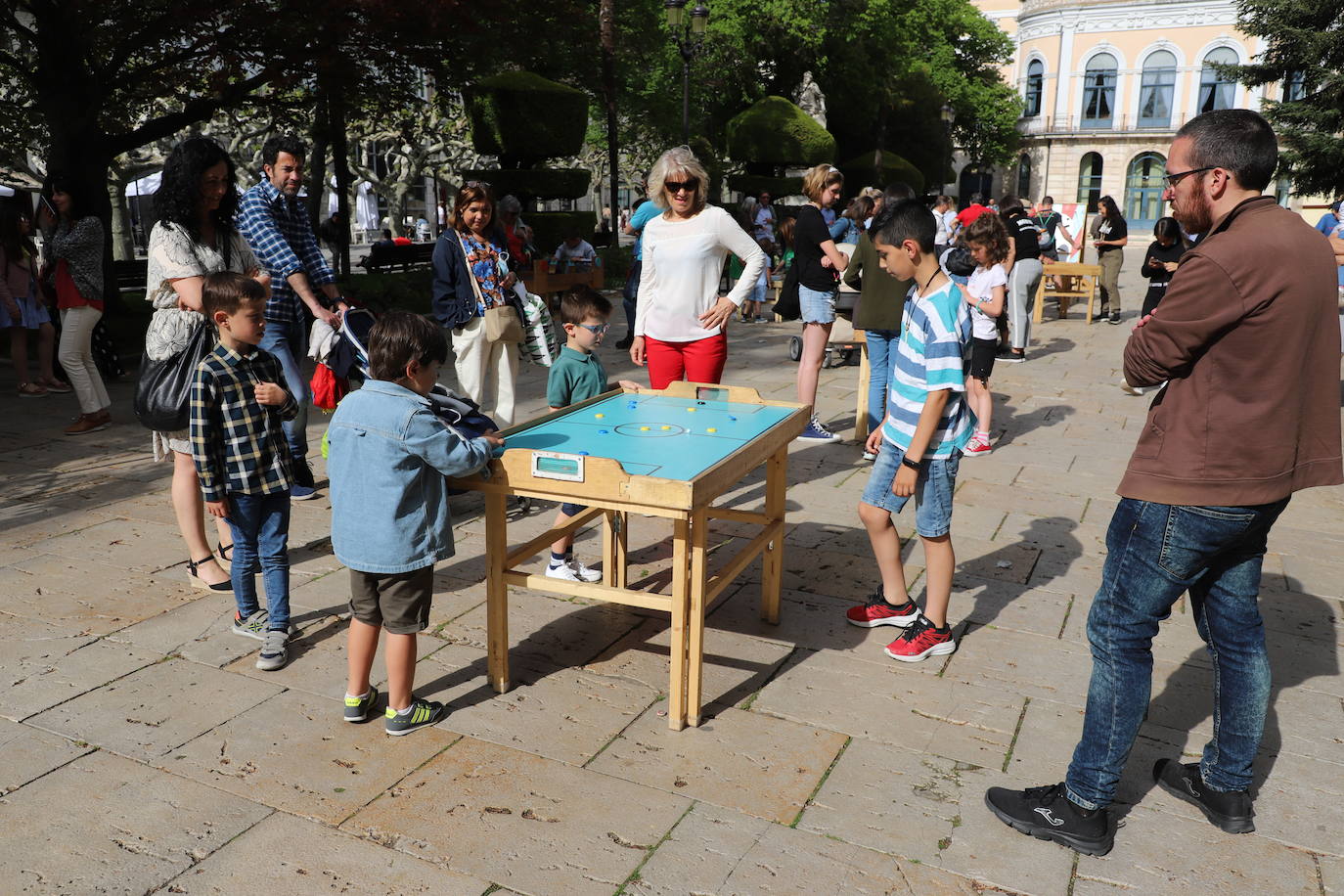 Numerosas familias se han acercado al Paseo del Espolón a disfrutar de los juegos y actividades preparadas con motivo del Día de las Familias