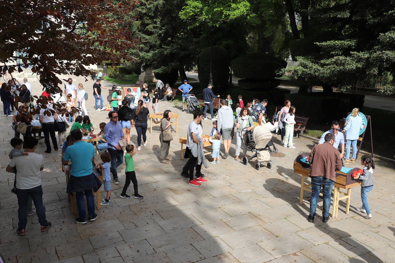 Numerosas familias se han acercado al Paseo del Espolón a disfrutar de los juegos y actividades preparadas con motivo del Día de las Familias