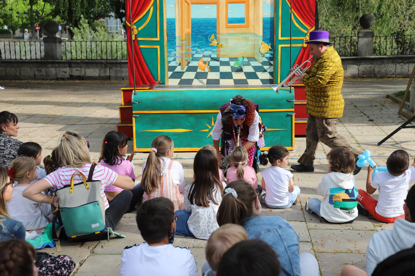 Numerosas familias se han acercado al Paseo del Espolón a disfrutar de los juegos y actividades preparadas con motivo del Día de las Familias