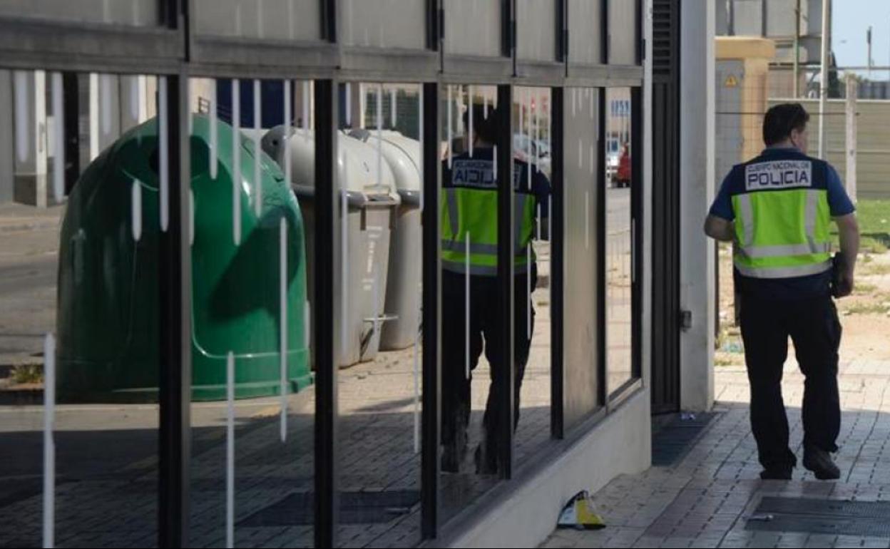 Un agente policial en el lugar donde se han producidos los hechos.