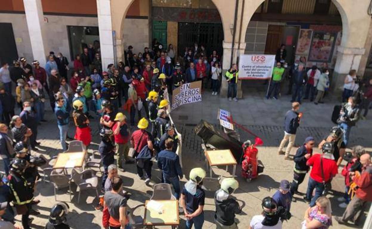 Imagen de la última manifestación de Bomberos en la Plaza Mayor de Aranda.