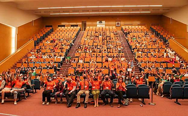 Imagen de los niños participantes en el concurso junto a los monitores. 