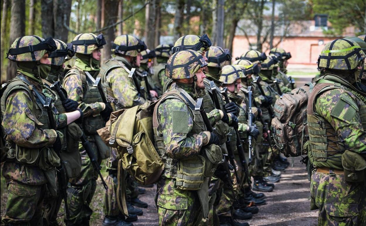 Entrenamiento. Reservistas de la defensa civil de Finlandia, durante unos ejercicios este pasado fin de semana.