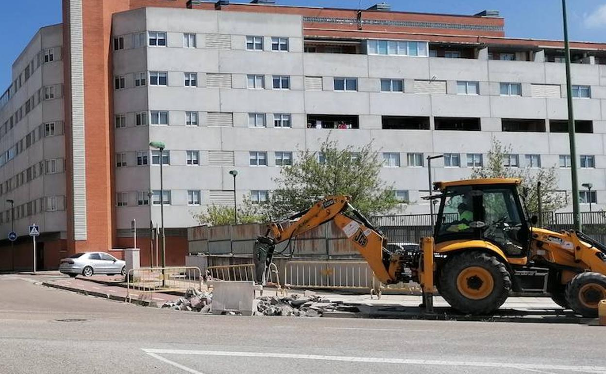 Obras en el cruce de las calles Murcia y Óscar Romero en Fuentecillas.