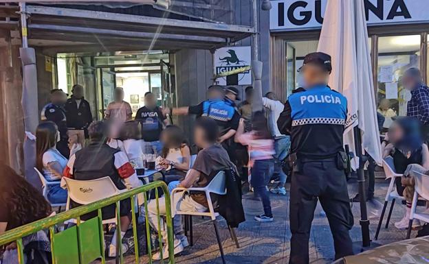 Operativo de la Policía Local de Burgos en un bar de la capital.