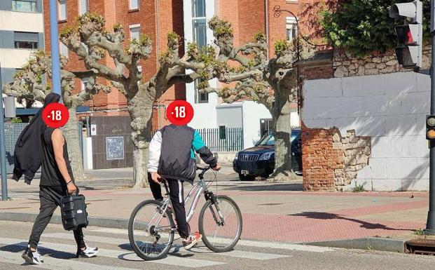 Imagen principal - Secuencia de fotos del robo de la bici facilitada por la Policía Local de Burgos.