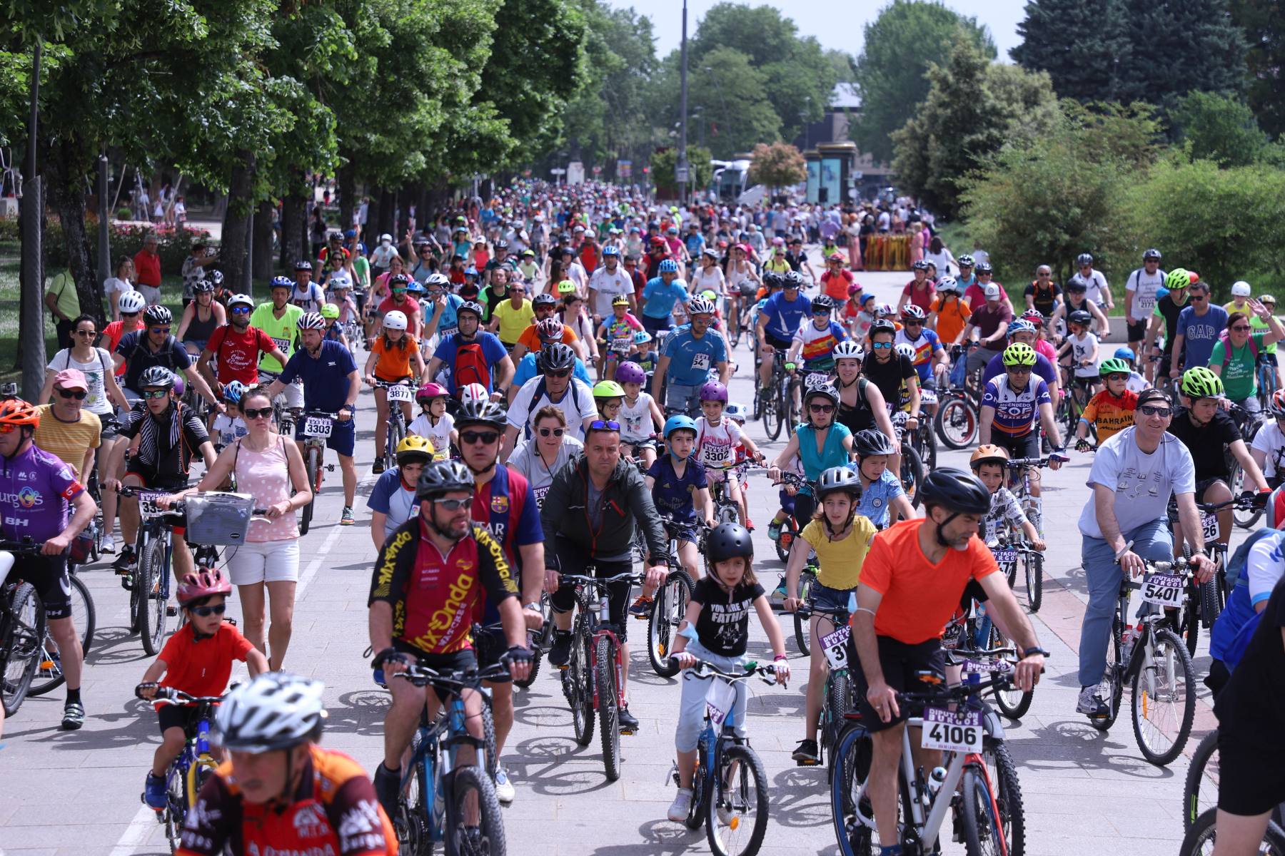 Fotos: Miles de ciclistas toman las calles de Burgos