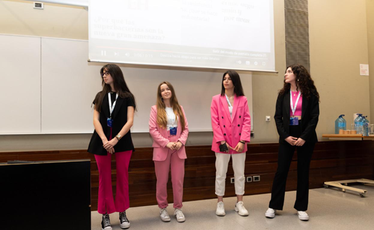 Alumnas del Colegio Madres Concepcionistas. 